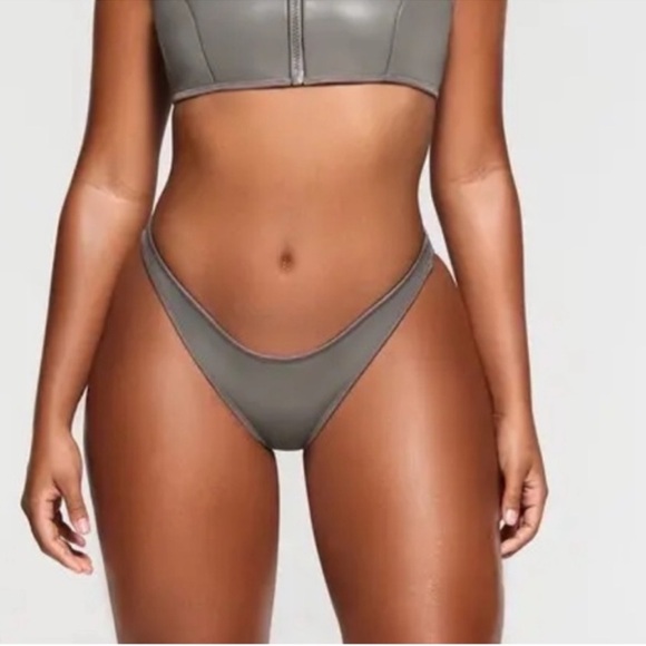 NWT Skims Rubberized Scuba Swim Bikini Bottom ONLY Women's Sz M - Picture 2 of 3